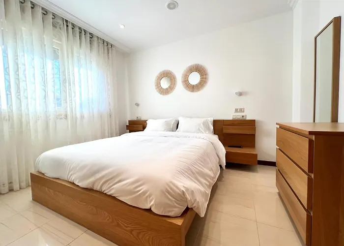 Bright And Cozy With Pool And Jacuzzi And Near