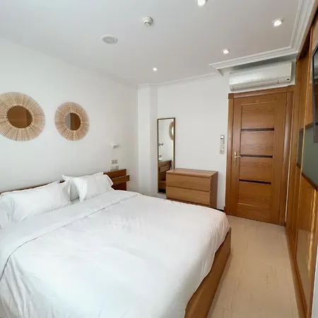 Bright And Cozy With Pool And Jacuzzi And Near