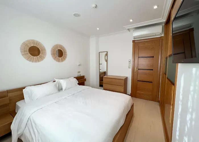 Bright And Cozy With Pool And Jacuzzi And Near